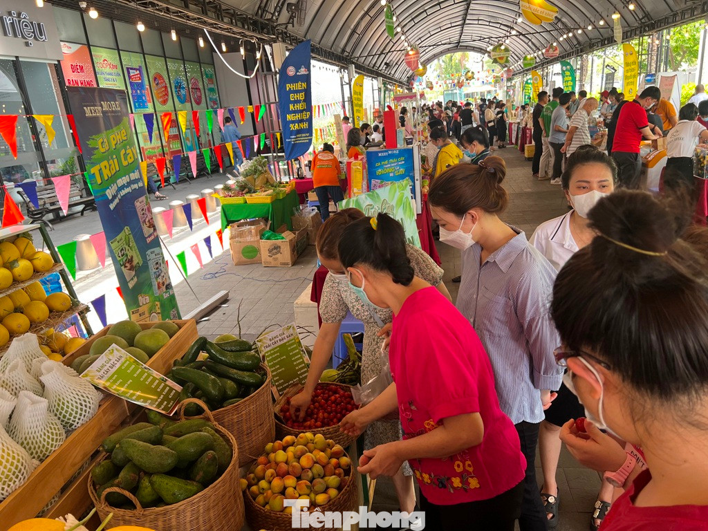 Ngày 28/4, tại TP Thủ Đức, lễ hội “Nông sản đặc sản vùng miền 2023” do Hội Doanh nghiệp Hàng Việt Nam chất lượng cao tổ chức với hơn 1.000 nông sản đến từ 20 tỉnh thành.