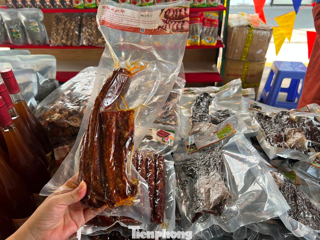 “Chúng tôi có sản phẩm chủ lực là mật ong hoa bạc hà, được chứng nhận sản phẩm tiêu biểu của tỉnh Hà Giang, với số lượng khoảng 4.000 lít/năm. Dịp lễ 30/4 năm nay, chúng tôi đưa những đặc sản Hà Giang giới thiệu đến khách hàng TPHCM, ngay trong ngày đầu tiên đã khá đắt hàng nên rất phấn khởi” - anh Thắng vui vẻ nói.