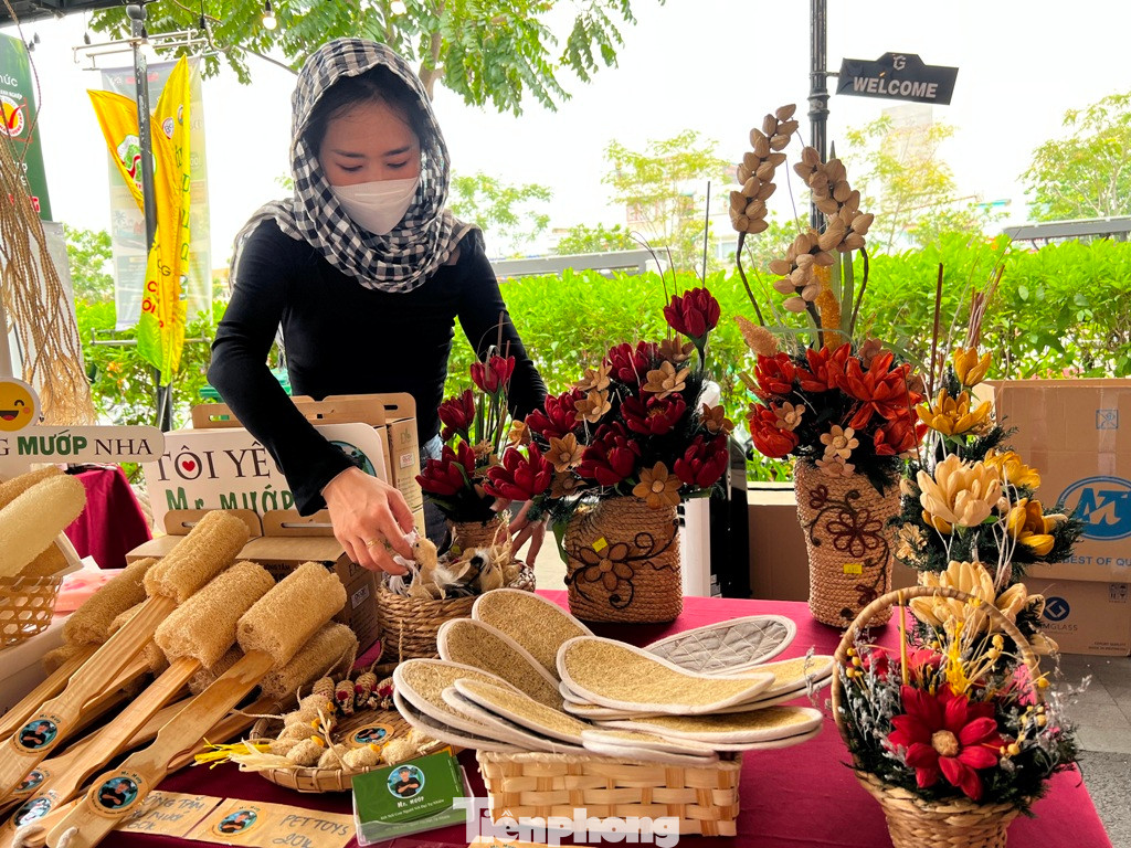 Sản phẩm từ xơ mướp đã được xuất khẩu sang nhiều quốc gia, nay trở về thị trường nội địa với nhiều cải tiến cả về mẫu mã lẫn chất lượng.