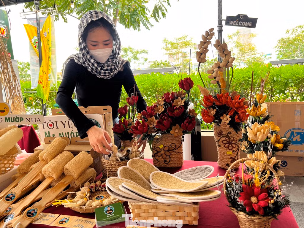 Sản phẩm từ xơ mướp đã được xuất khẩu sang nhiều quốc gia, nay trở về thị trường nội địa với nhiều cải tiến cả về mẫu mã lẫn chất lượng.