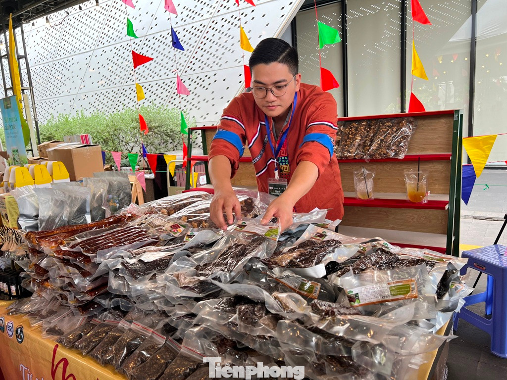 Giới thiệu khô trâu gác bếp, thịt ba chỉ gác bếp chấm cùng chẩm chéo, anh Phan Xuân Thắng, Phó giám đốc HTX Po Mỷ (huyện Đồng Văn, tỉnh Hà Giang) cho biết, HTX có khoảng 20 xã viên. Sản phẩm chủ yếu phân phối ở Hà Nội và phía Bắc.