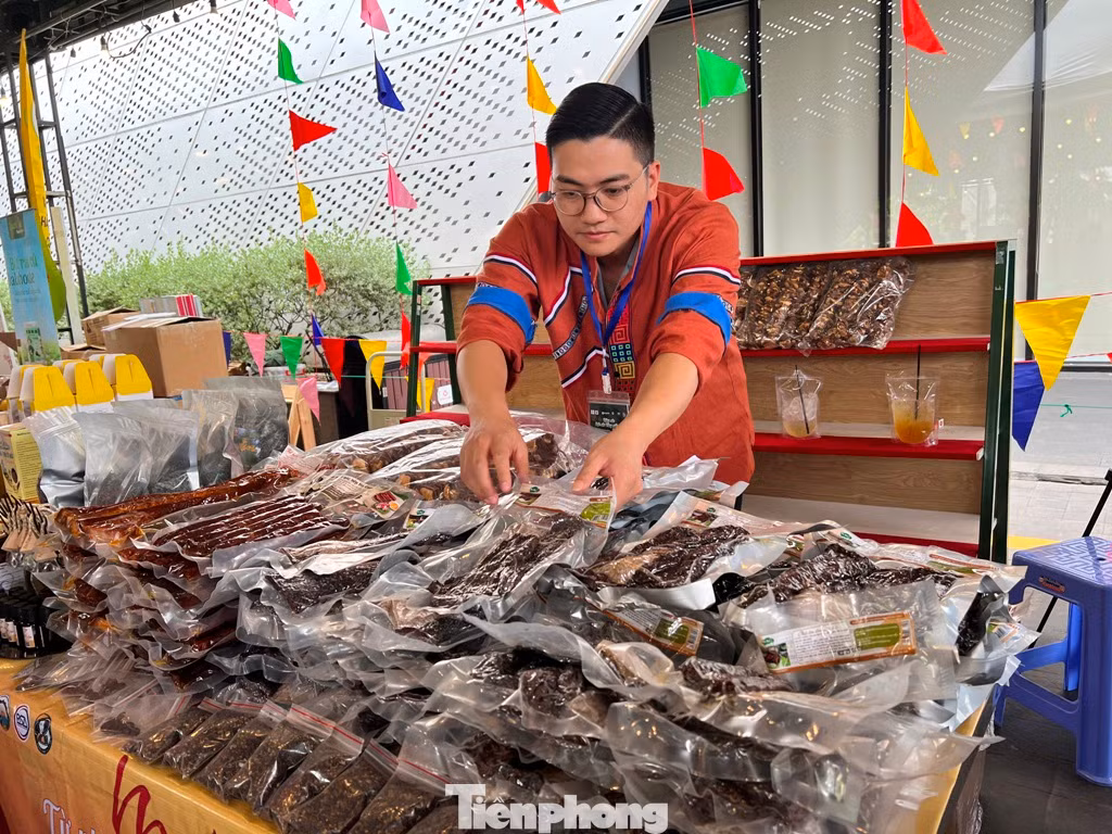 Giới thiệu khô trâu gác bếp, thịt ba chỉ gác bếp chấm cùng chẩm chéo, anh Phan Xuân Thắng, Phó giám đốc HTX Po Mỷ (huyện Đồng Văn, tỉnh Hà Giang) cho biết, HTX có khoảng 20 xã viên. Sản phẩm chủ yếu phân phối ở Hà Nội và phía Bắc.