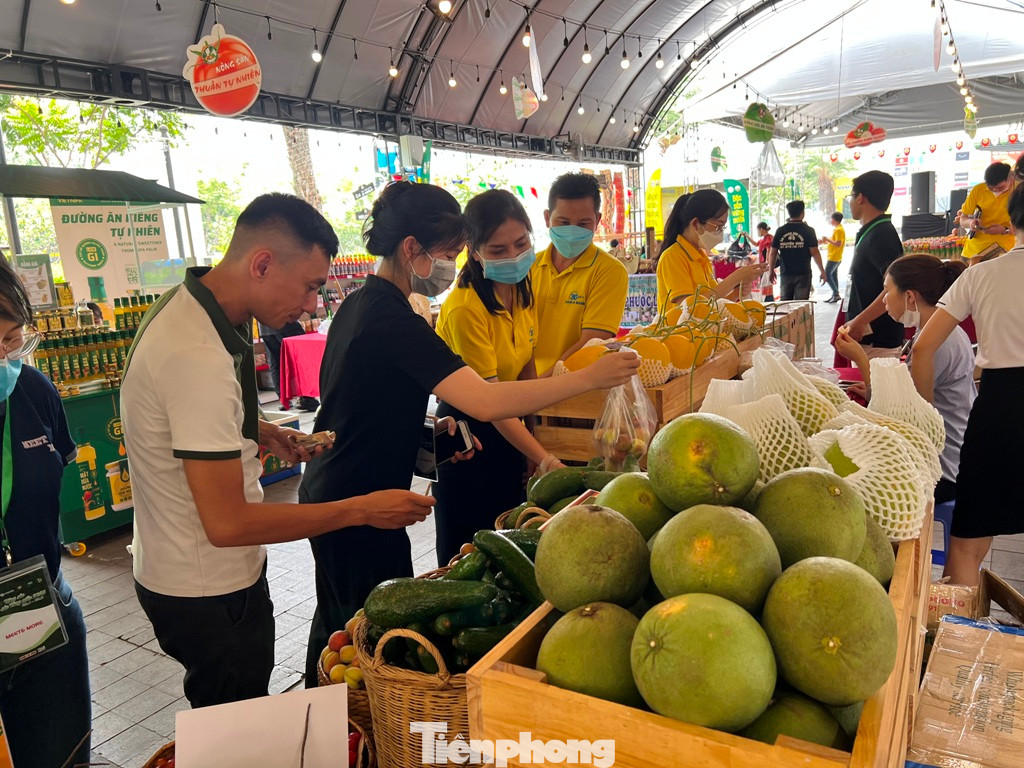 Các sản phẩm vùng miền bán tại phiên chợ đều có giá giảm từ 10-30% so với thị trường.