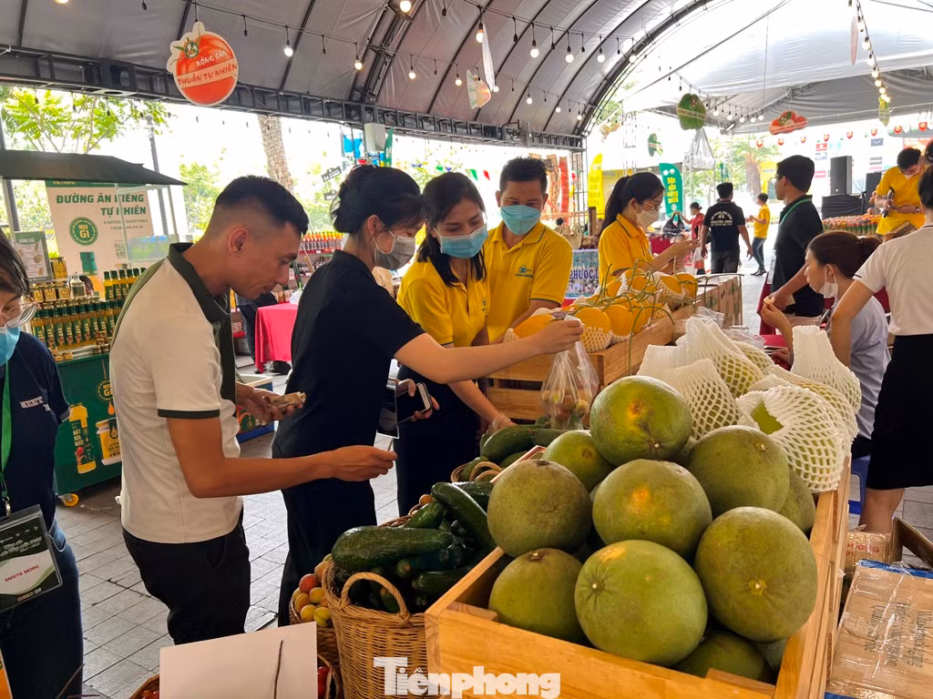 Các sản phẩm vùng miền bán tại phiên chợ đều có giá giảm từ 10-30% so với thị trường.