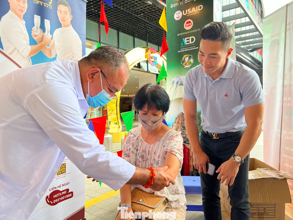 Khách hàng được khám nhức mỏi tại phiên chợ