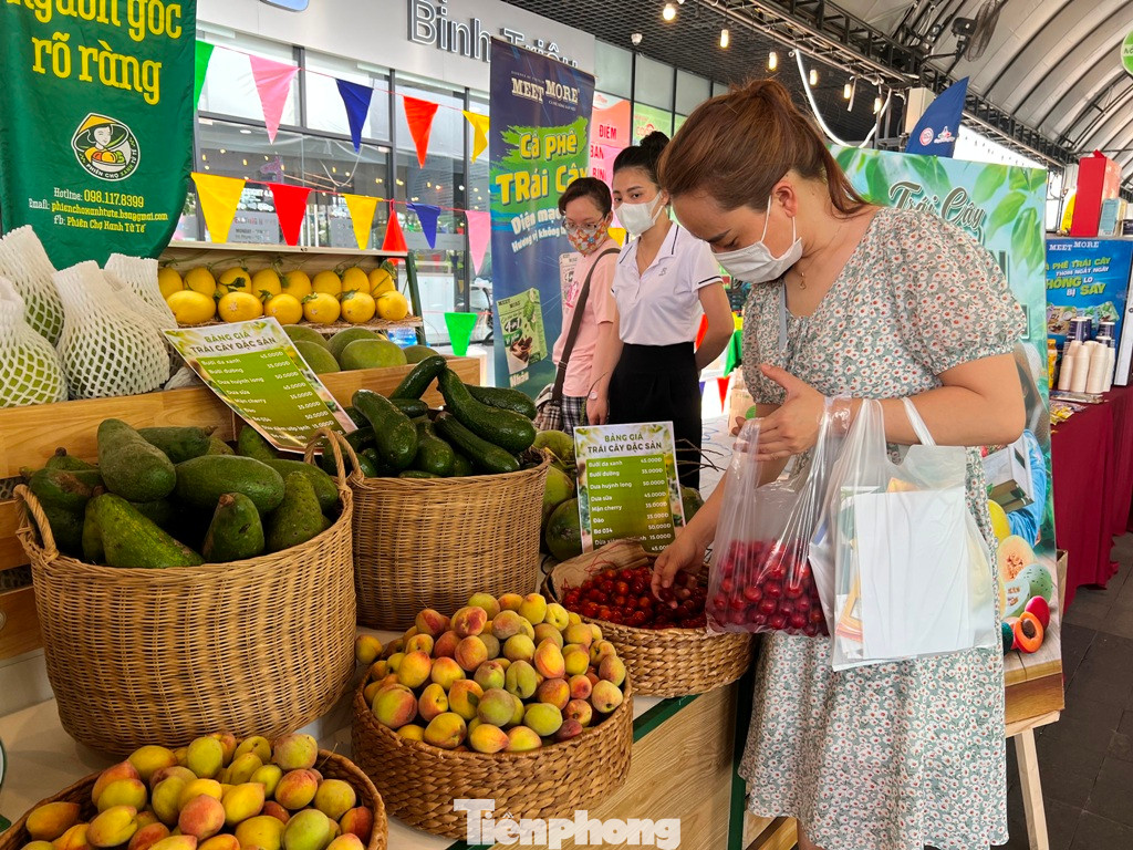 Tại gian hàng đặc sản Sơn La, chị Kim Cẩm lần đầu thấy quả mận cherry của địa phương này. “Quả nhỏ có màu đỏ, vị ngọt thanh rất mới lạ. Đặc biệt giá cực mềm chỉ 35.000 đồng/kg nên mình mua về để cả nhà cùng thưởng thức” – chị Cẩm chia sẻ.