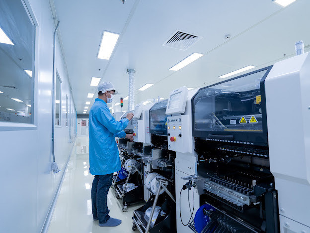 Ứng dụng công nghệ cao để sản xuất linh kiện điện tử tại Công ty Điện Quang.