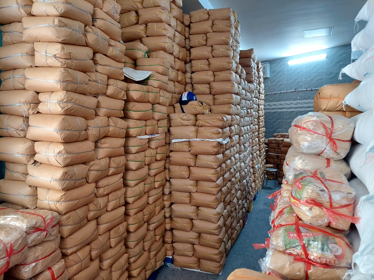 Hơn 40 tấn đường cát được mua trôi nổi trên thị trường chuẩn bị ra bao nhỏ để bán.