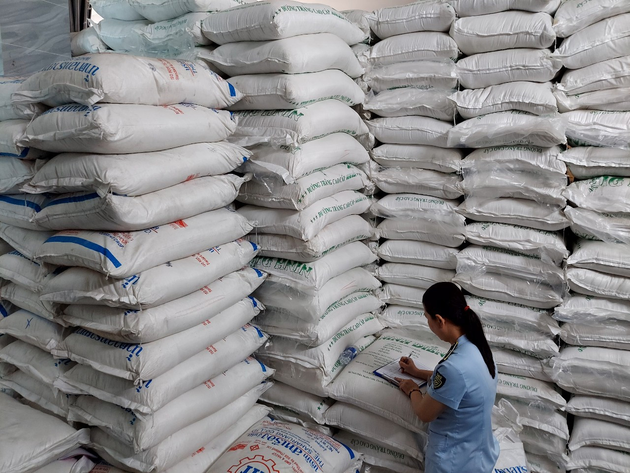 Kiểm soát viên quản lý thị trường đang kiểm tra hàng hóa tại hiện trường.