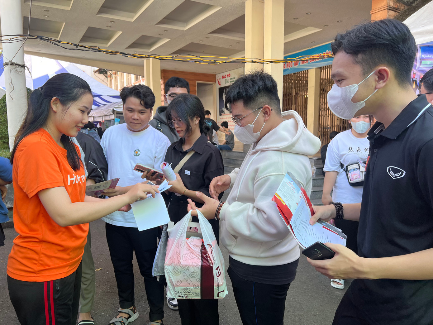 Nhiều bạn trẻ, công nhân đến tìm hiểu việc làm vào thời điểm cuối năm.