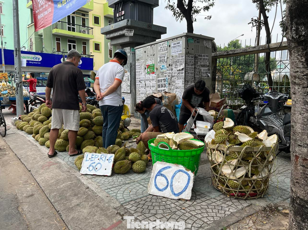 Mặc dù để sầu riêng giá 60.000 đồng nhưng chỉ là một nhúm nhỏ, còn lại đều có giá từ 80.000-100.000 đồng/kg Mặc dù để sầu riêng giá 60.000 đồng nhưng chỉ là một nhúm nhỏ, còn lại đều có giá từ 80.000-100.000 đồng/kg