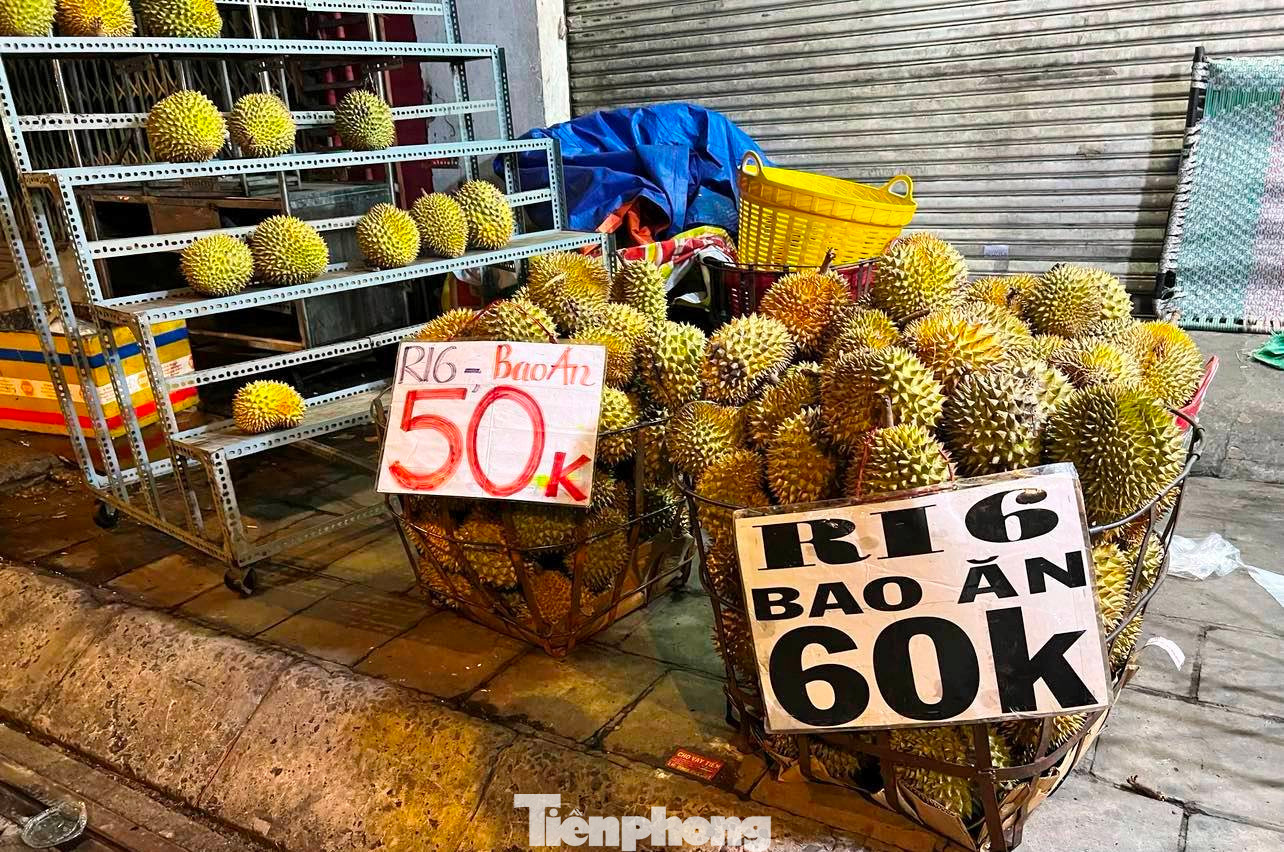 Theo các nhà vườn, giá sầu riêng tại vườn đã 50.000-60.000 đồng/kg nên giá này bán tại TPHCM đa số là hàng dạt. Theo các nhà vườn, giá sầu riêng tại vườn đã 50.000-60.000 đồng/kg nên giá này bán tại TPHCM đa số là hàng dạt.