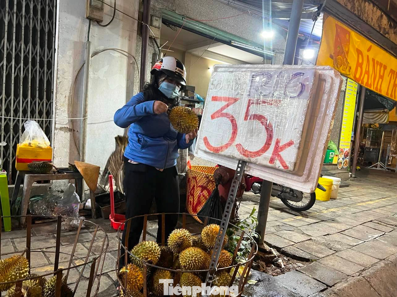 Sầu riêng Ri 6 bán vỉa hè chỉ có giá 35.000 đồng/kg, nhưng đa số quả nứt vỏ, ít múi Sầu riêng Ri 6 bán vỉa hè chỉ có giá 35.000 đồng/kg, nhưng đa số quả nứt vỏ, ít múi
