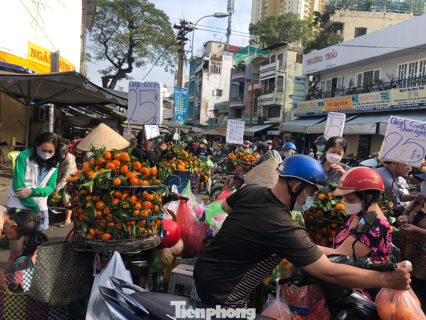 Người bán trái cây đứng hẳn ra đường tiếp thị tận xe cho khách mua hàng.