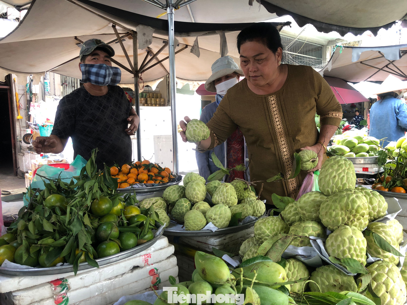 "Trái cây Tết rất nhiều nhưng sức mua còn khá chậm, chúng tôi trông chờ "kỳ tích" vào 2 ngày cuối là 29-30 Tết. Có thể giá sẽ tăng cao trong thời điểm đó" - tiểu thương bán trái cây bên cạnh Bến xe Chợ Lớn (quận 6) nói.