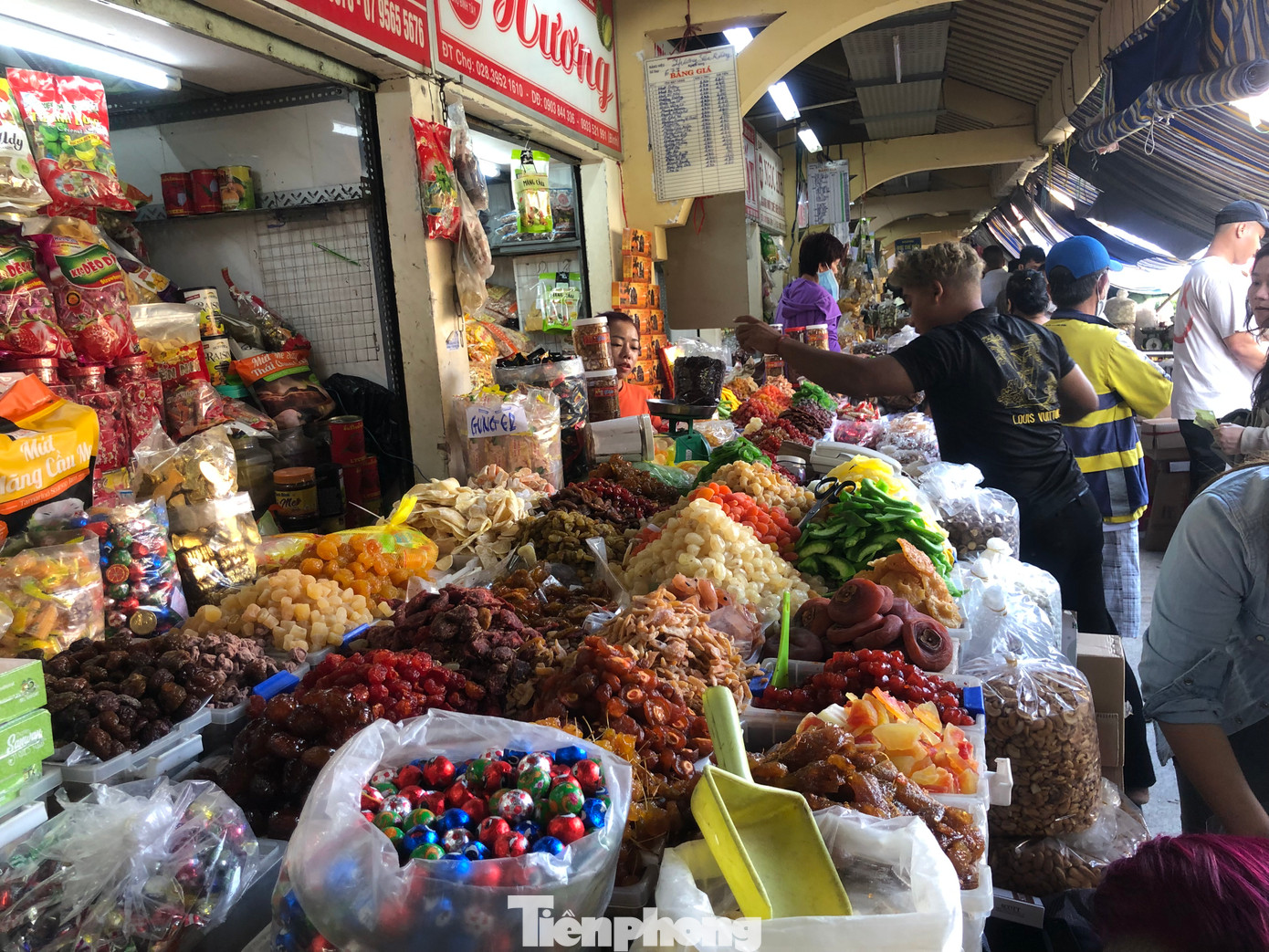 Trong khi đó, tại chợ Bình Tây (quận 6) lại khá thưa khách mua mứt Tết. Nhiều người đã dọn hàng về sớm. "Năm nay bán không chạy hàng nên chúng tôi nghỉ sớm, không trữ hàng và bán đến cuối ngày mở chợ như trước" - bà Lan, chủ sạp trái cây chế biến nói.