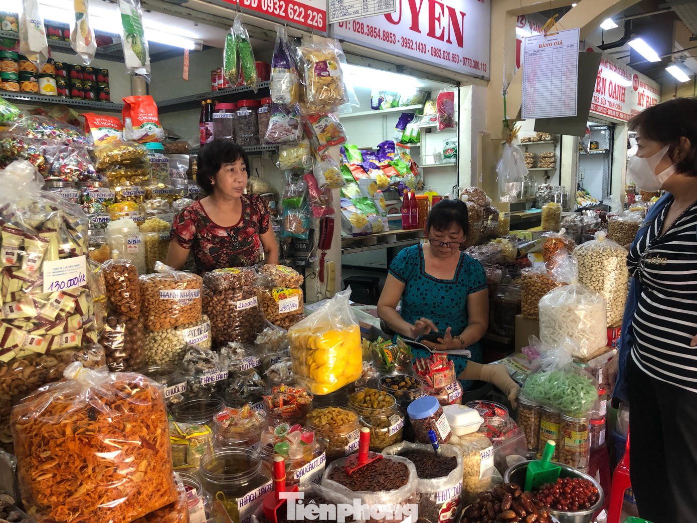 "Giá bánh mứt có tăng nhẹ do nguyên liệu đầu vào, chi phí vận chuyển... Tuy nhiên do sức mua chậm vì nhiều công nhân đã về sớm nên năm nay chúng tôi cố gắng bán để không lỗ vốn chứ không dám nghĩ đến chuyện có lời" - bà Uyên, tiểu thương chợ bộc bạch.