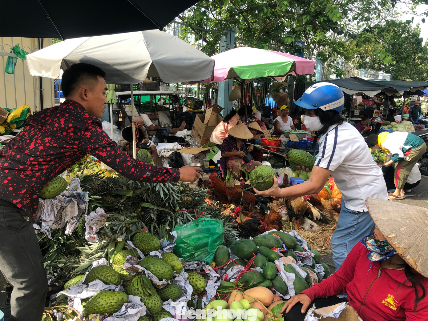Ngày 19/1 (28 Tết), tại các chợ truyền thống tại TPHCM, hàng hóa đổ về với số lượng lớn.