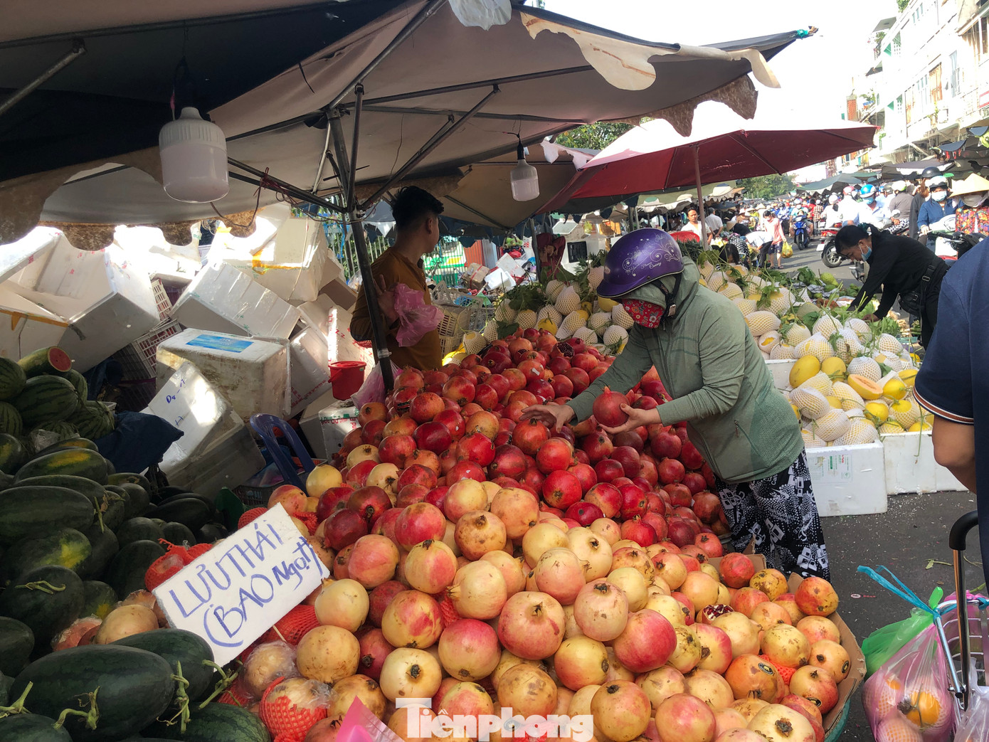 Lựu khủng có giá tới 150.000-180.000 đồng/kg, trong khi ngày thường chỉ khoảng 55.000 đồng/kg.