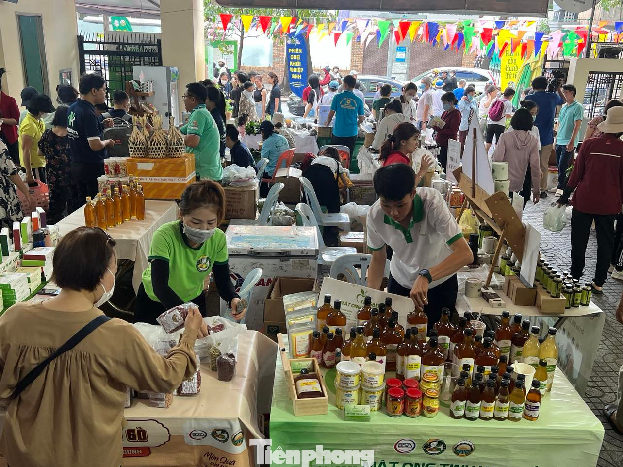 Sáng 13/5, Phiên chợ xanh thứ 300 do Hội Doanh nghiệp hàng Việt Nam chất lượng cao tổ chức đã diễn ra với hàng nghìn sản phẩm nông sản, đặc sản vùng miền của nhiều bạn trẻ khởi nghiệp. Ngay từ sáng sớm, nhiều người dân TPHCM đã tấp nập đến mua sắm rau củ, trái cây, thủy hải sản... Sáng 13/5, Phiên chợ xanh thứ 300 do Hội Doanh nghiệp hàng Việt Nam chất lượng cao tổ chức đã diễn ra với hàng nghìn sản phẩm nông sản, đặc sản vùng miền của nhiều bạn trẻ khởi nghiệp. Ngay từ sáng sớm, nhiều người dân TPHCM đã tấp nập đến mua sắm rau củ, trái cây, thủy hải sản...