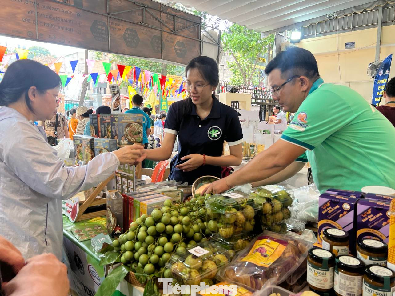 Anh Nguyễn Thanh Việt (bìa phải) mang đủ các loại đặc sản của Vĩnh Long, đặc biệt là măng cụt xanh và dâu da đến phiên chợ. Anh cho biết, món ăn được săn lùng những ngày qua được khách chọn mua khá nhiều. "Măng có giá 70.000 đồng/kg, dâu 30.000 đồng/kg được khách mua gần hết. Chúng tôi còn giới thiệu những đặc sản của tỉnh nhà như bánh phồng khoai lang, mứt xoài, vỏ bưởi sấy giòn... cũng được người dân thành phố ủng hộ nhiệt tình" - anh Việt phấn khởi nói. Anh Nguyễn Thanh Việt (bìa phải) mang đủ các loại đặc sản của Vĩnh Long, đặc biệt là măng cụt xanh và dâu da đến phiên chợ. Anh cho biết, món ăn được săn lùng những ngày qua được khách chọn mua khá nhiều. "Măng có giá 70.000 đồng/kg, dâu 30.000 đồng/kg được khách mua gần hết. Chúng tôi còn giới thiệu những đặc sản của tỉnh nhà như bánh phồng khoai lang, mứt xoài, vỏ bưởi sấy giòn... cũng được người dân thành phố ủng hộ nhiệt tình" - anh Việt phấn khởi nói.