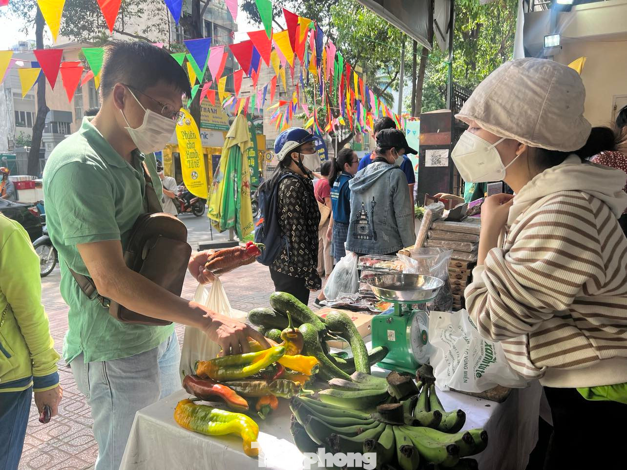 Tại phiên chợ còn có nhiều sản phẩm độc lạ khác như ớt trái cây của Đà Lạt có giá tới 150.000 đồng/kg. Theo người bán, ớt này không cay nhưng ăn giòn thơm. Do độ "độc, lạ" nên mặt hàng này được khá nhiều người hỏi mua dù giá không hề rẻ. Tại phiên chợ còn có nhiều sản phẩm độc lạ khác như ớt trái cây của Đà Lạt có giá tới 150.000 đồng/kg. Theo người bán, ớt này không cay nhưng ăn giòn thơm. Do độ "độc, lạ" nên mặt hàng này được khá nhiều người hỏi mua dù giá không hề rẻ.