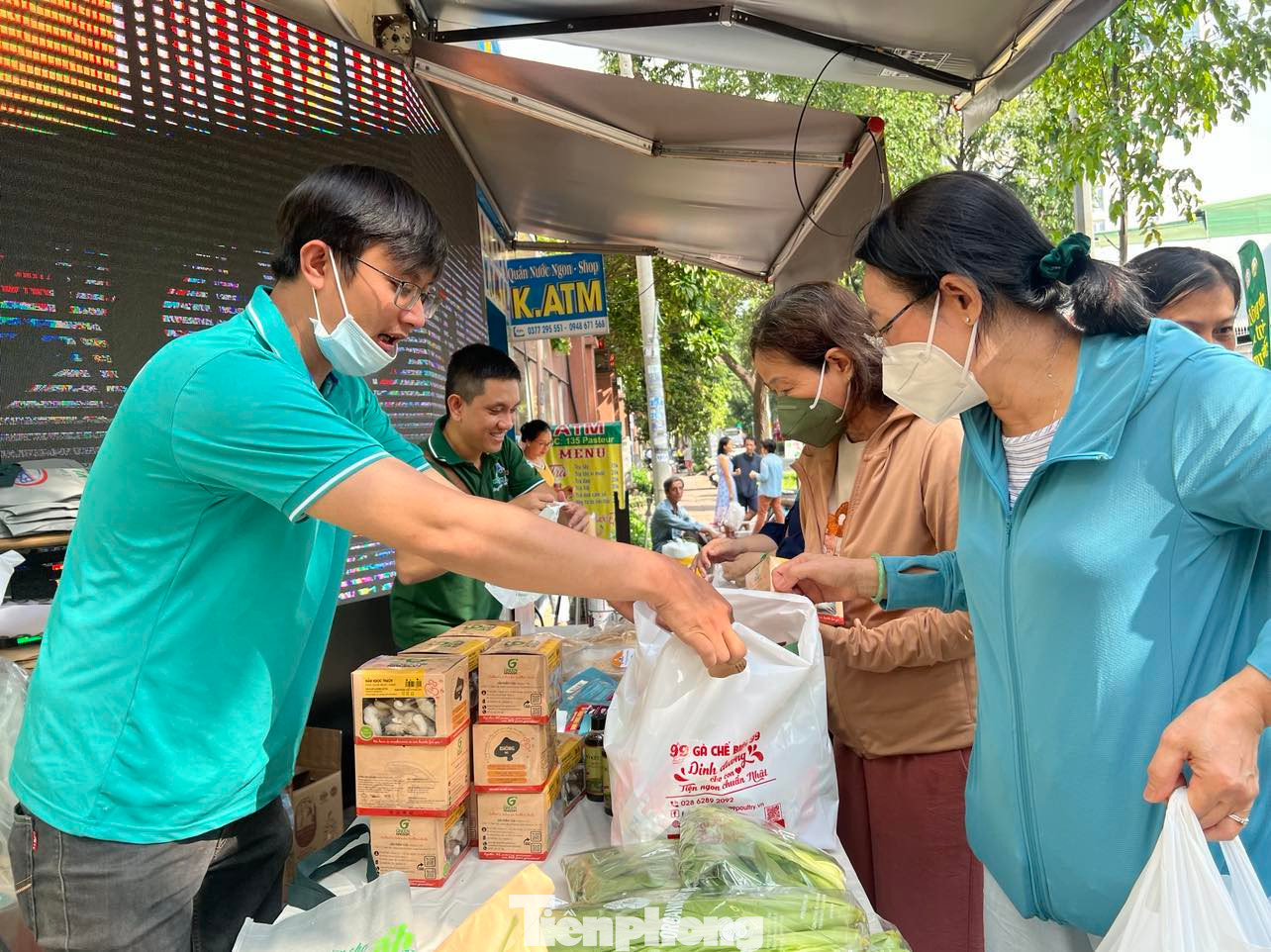 Một bàn phát quà miễn phí từ rau xanh, nấm tươi, nước mắm, bánh cốm... dành cho người đi chợ. "Chúng tôi rất bất ngờ vì phiên chợ có nhiều chương trình khuyến mãi, lại còn có nhiều phần quà hấp dẫn. Hầu như tuần nào mình cũng đến chợ mua thực phẩm, phần vì muốn ủng hộ các bạn trẻ khởi nghiệp, hơn nữa còn chọn được nhiều đặc sản các vùng miền để đổi vị cuối tuần" - bà Thu Hương (ngụ quận 3) cho biết. Một bàn phát quà miễn phí từ rau xanh, nấm tươi, nước mắm, bánh cốm... dành cho người đi chợ. "Chúng tôi rất bất ngờ vì phiên chợ có nhiều chương trình khuyến mãi, lại còn có nhiều phần quà hấp dẫn. Hầu như tuần nào mình cũng đến chợ mua thực phẩm, phần vì muốn ủng hộ các bạn trẻ khởi nghiệp, hơn nữa còn chọn được nhiều đặc sản các vùng miền để đổi vị cuối tuần" - bà Thu Hương (ngụ quận 3) cho biết.