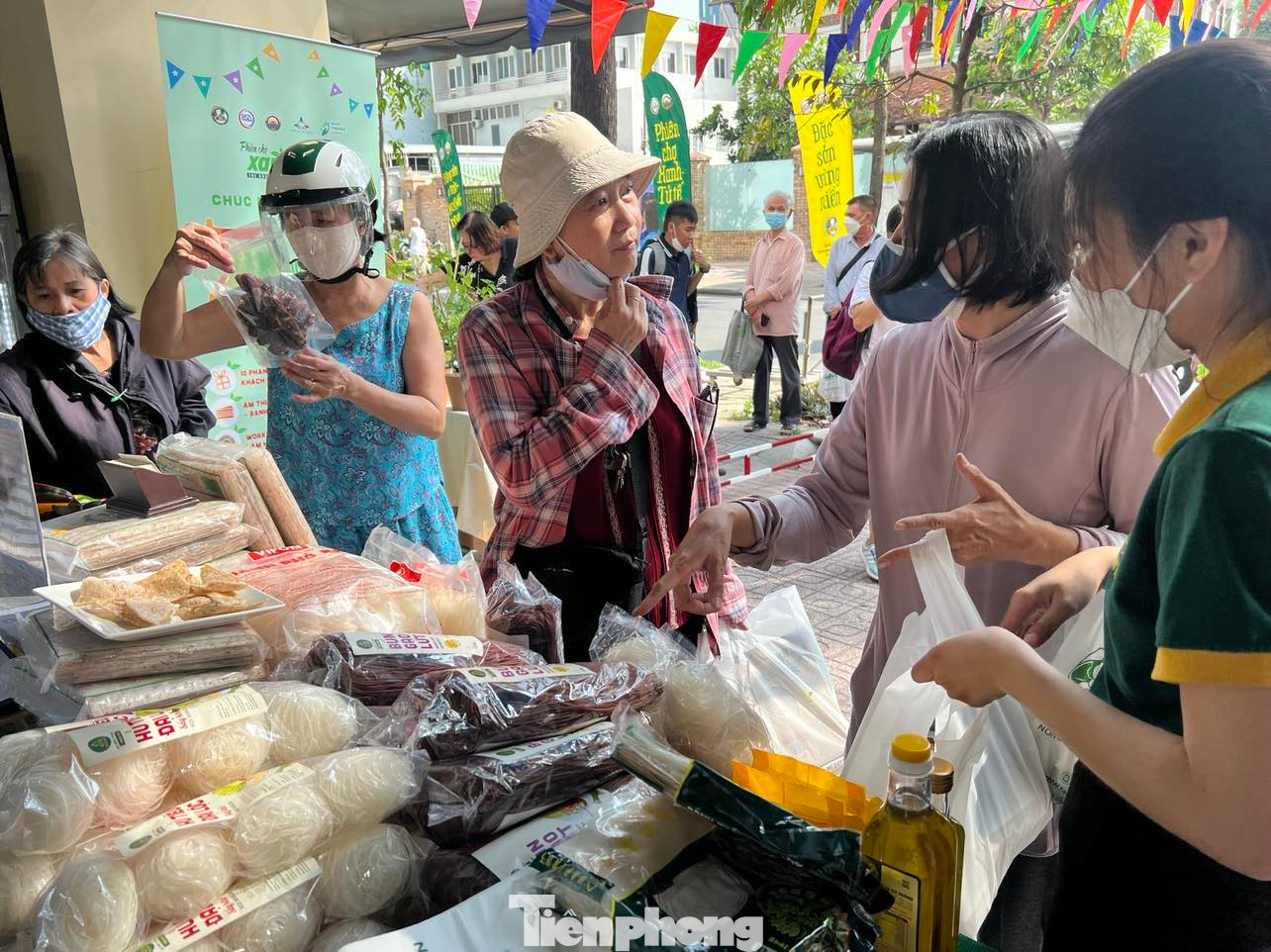 Bún gạo lứt, bánh tráng, mật ong... đặc sản từ các vùng miền được người dân thành phố đón nhận. Đây đều là sản phẩm của các startup đoạt giải cao trong những cuộc thi khởi nghiệp do BSA tổ chức, được kiểm soát với quy trình gắt gao khi giới thiệu đến người tiêu dùng. Bún gạo lứt, bánh tráng, mật ong... đặc sản từ các vùng miền được người dân thành phố đón nhận. Đây đều là sản phẩm của các startup đoạt giải cao trong những cuộc thi khởi nghiệp do BSA tổ chức, được kiểm soát với quy trình gắt gao khi giới thiệu đến người tiêu dùng.