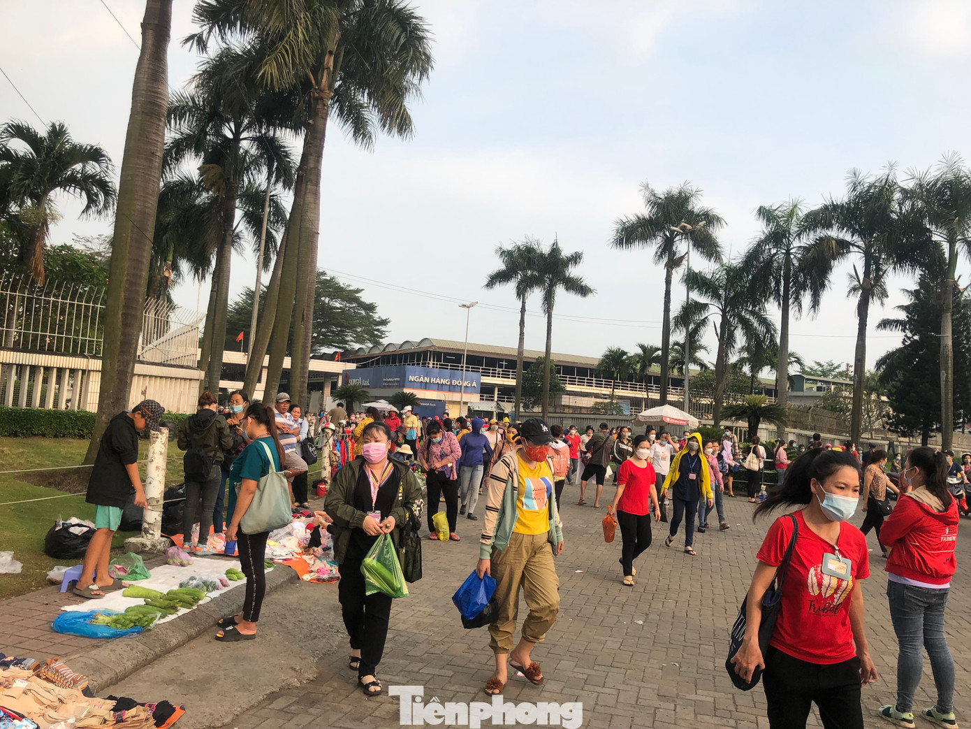 Công nhân Công ty Pouyuen trong giờ tan ca. Công nhân Công ty Pouyuen trong giờ tan ca.