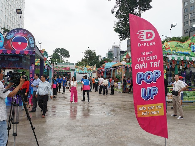 Khu vui chơi kiểu Mỹ với diện tích hơn 11.000m2 lần đầu tiên xuất hiện tại TPHCM đã tạo thêm một điểm đến hấp dẫn du khách. Khu vui chơi kiểu Mỹ với diện tích hơn 11.000m2 lần đầu tiên xuất hiện tại TPHCM đã tạo thêm một điểm đến hấp dẫn du khách.