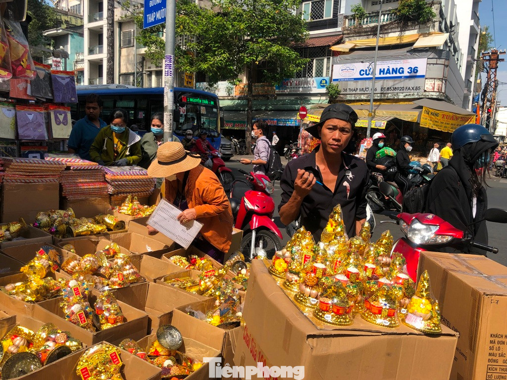 Tại các chợ cũng bày đủ các mặt hàng cúng nhân ngày ông Công ông Táo phục vụ người tiêu dùng. Sản phẩm năm nay có giá tương đương năm ngoái, từ 50.000-100.000 đồng/sản phẩm. Tuy nhiên người kinh doanh lo lắng khi sức mua không bằng mọi năm.