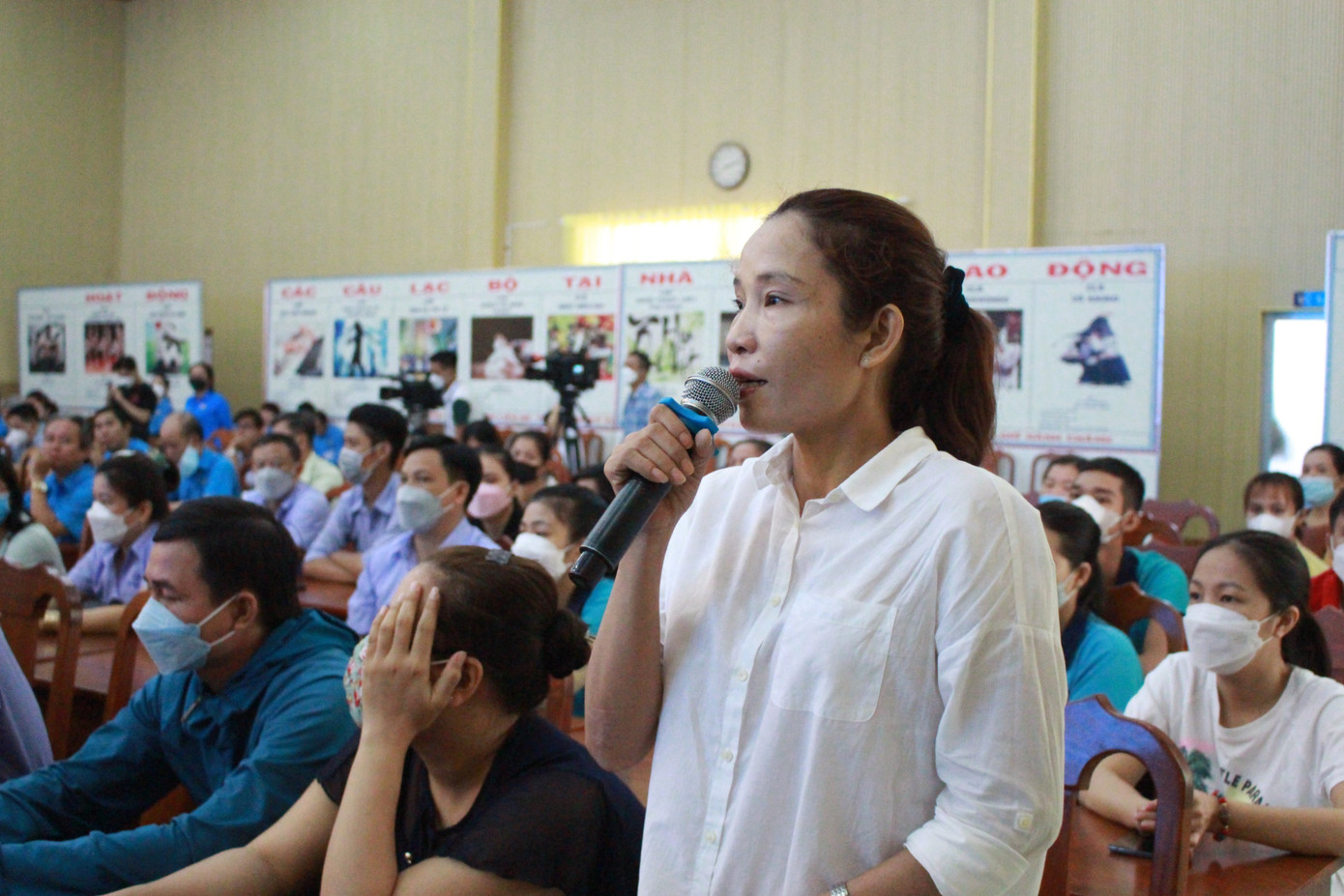 Cử tri Bùi Thị Thái kiến nghị cần thêm nhiều chính sách chăm lo đời sống công nhân. Cử tri Bùi Thị Thái kiến nghị cần thêm nhiều chính sách chăm lo đời sống công nhân.