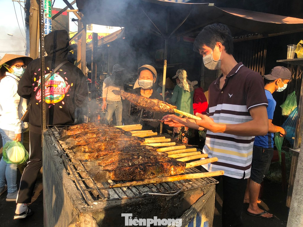 "Chúng tôi tập trung hết nhân lực, chạy hết công suất để phục vụ khách mua, không để mọi người chờ đợi lâu. Cao điểm từ khoảng 8 giờ sáng trở đi, lượng khách mua sẽ rất đông, gấp 2-3 lần ngày thường" - một thợ nướng cá lóc cho hay.