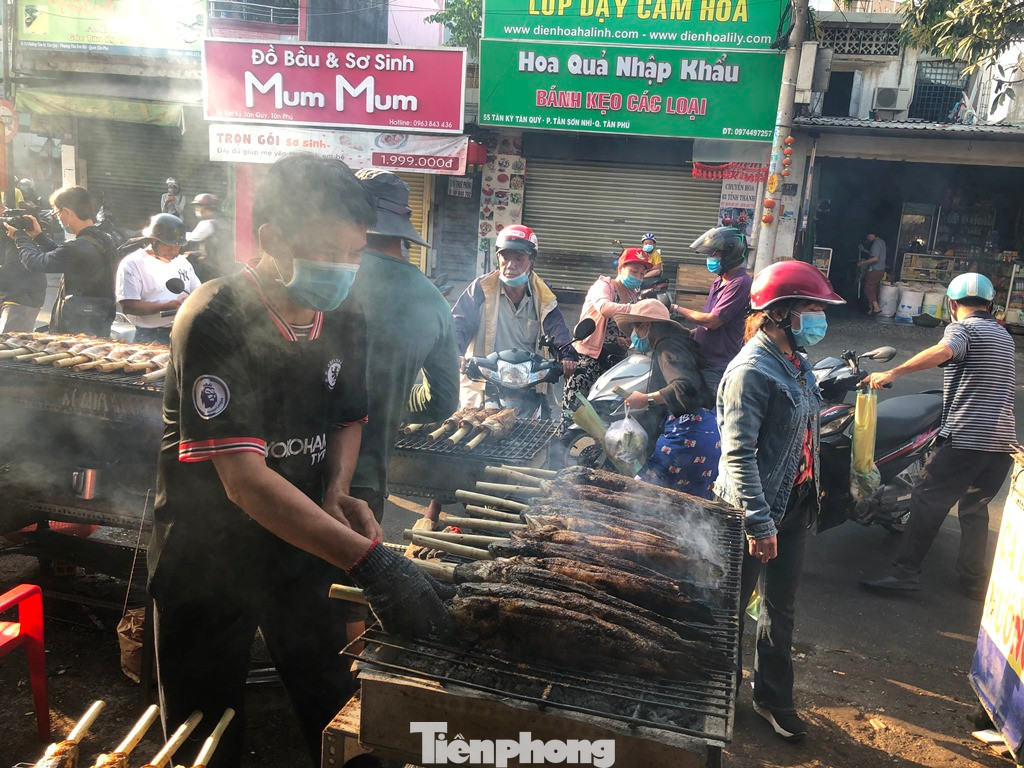 Mới hơn 7h sáng nhưng phố các lóc nướng đã nhộn nhịp khách đến mua, có người mua 2-3 con, thậm chí cả chục con cúng Thần tài để cầu may mắn suốt năm.