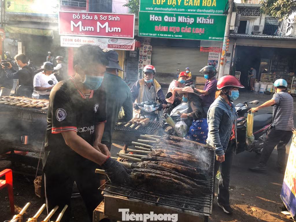 Mới hơn 7h sáng nhưng phố các lóc nướng đã nhộn nhịp khách đến mua, có người mua 2-3 con, thậm chí cả chục con cúng Thần tài để cầu may mắn suốt năm.