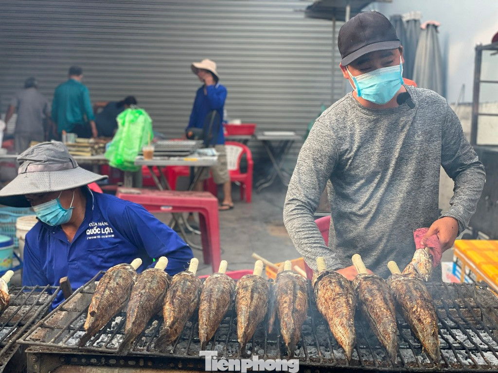 Đa số người bán cá lóc nướng ở đây đều kinh doanh rất lâu năm nên có bí quyết riêng giúp cá lóc nướng không bị cháy nhưng thịt vẫn tươi ngọt.