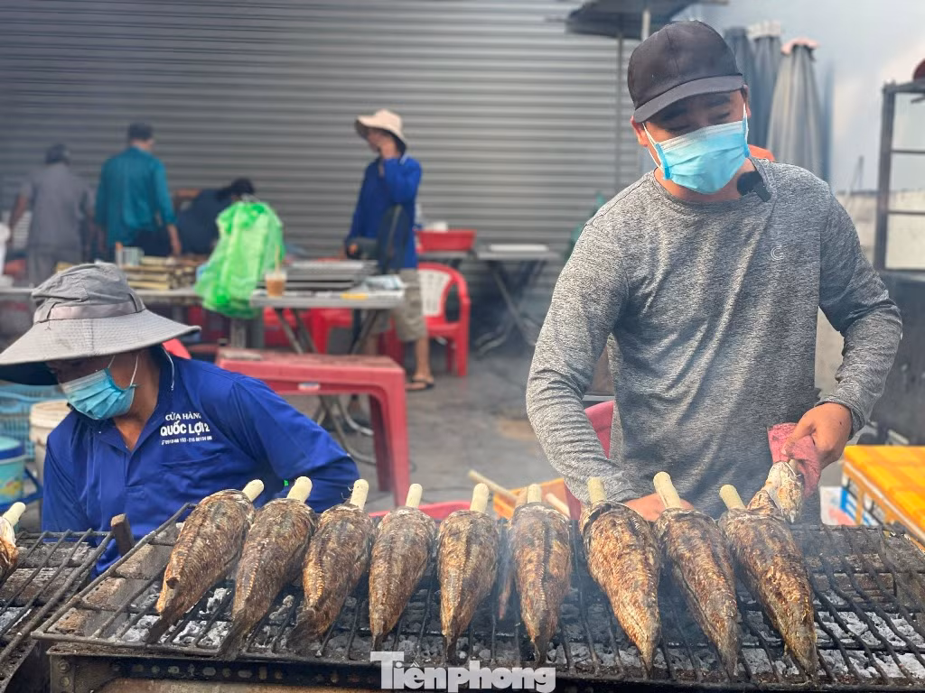 Đa số người bán cá lóc nướng ở đây đều kinh doanh rất lâu năm nên có bí quyết riêng giúp cá lóc nướng không bị cháy nhưng thịt vẫn tươi ngọt.