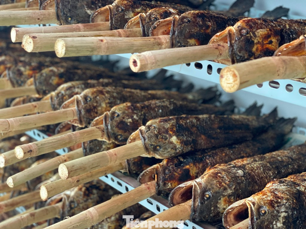 Cá lóc sau khi làm sạch ruột được xiên vào cây mía giúp cá khi nướng được dễ dàng, mùi vị thơm ngon hơn. Năm nay, giá bán tăng khoảng 30% do nguyên liệu đầu vào tăng. Trung bình mỗi con cá lóc nướng có giá trung bình từ 200.000 - 240.000 đồng/con (tùy lớn nhỏ), trong đó đã bao gồm phần ăn kèm gồm bún tươi, rau sống, mắm nêm...