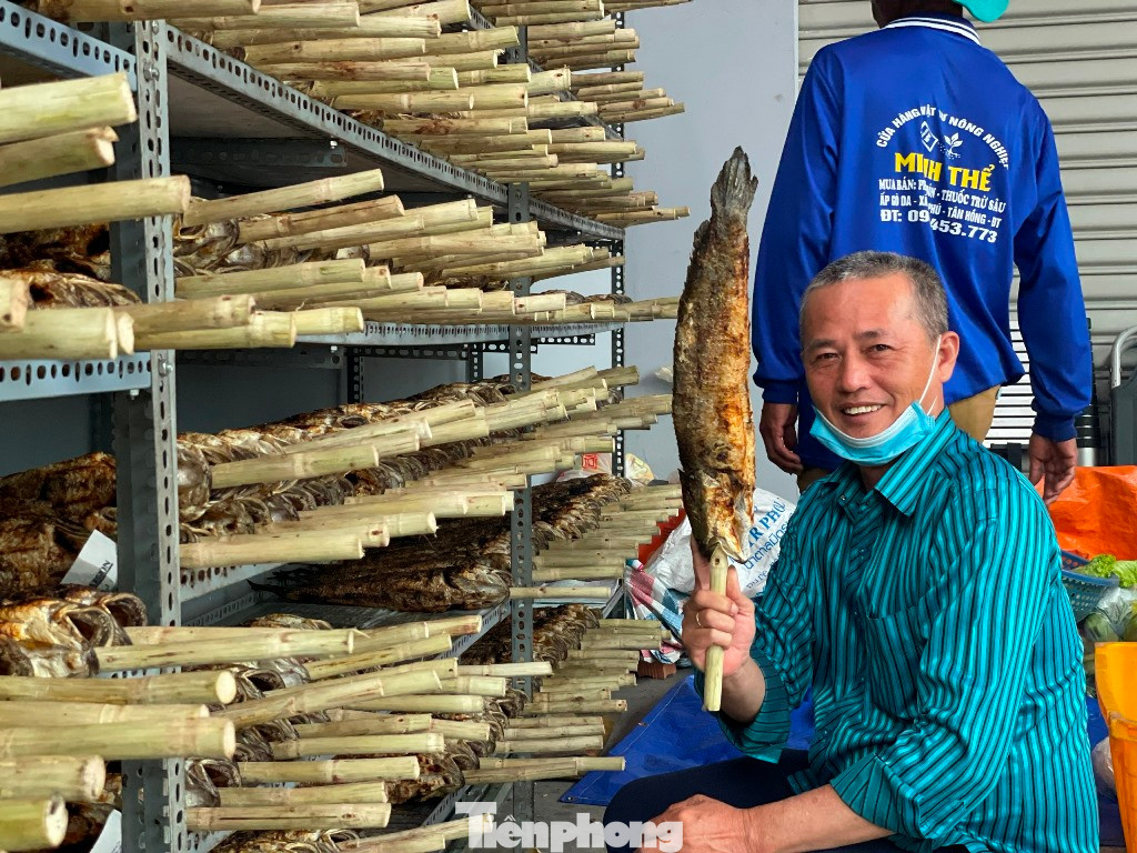 Khi khách đến mua, người bán sẽ nướng lại, đồng thời quét thêm lớp mỡ hành để thịt cá không bị khô mà luôn giữ được độ tươi ngon nhất định.