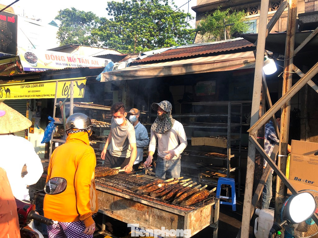 Trong ngày Thần tài, các tiệm bán cá lóc nướng kiếm vài chục triệu đồng trong ngày này là bình thường.