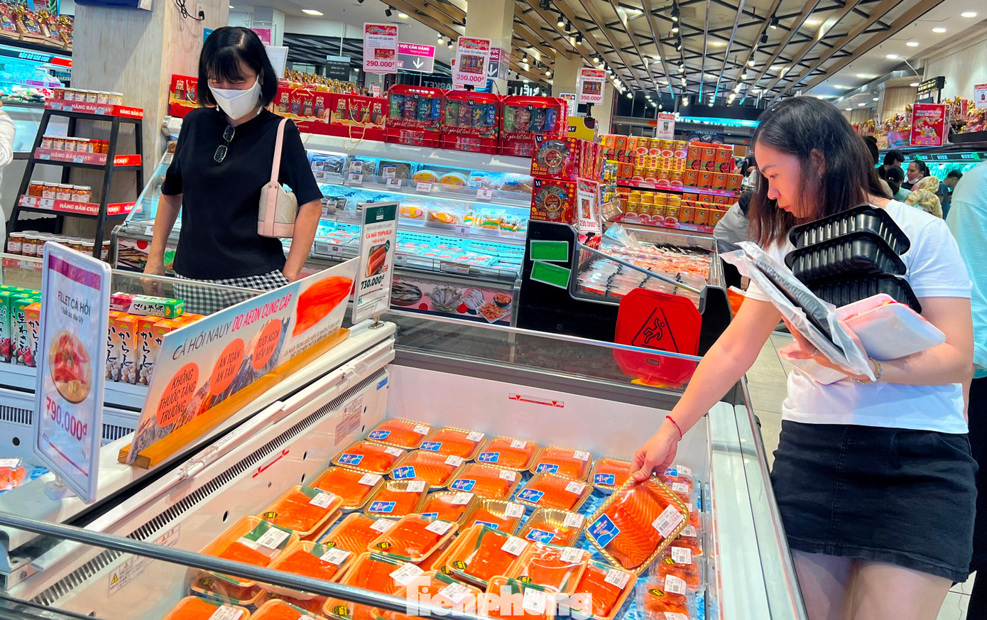 Sáng 31/12, tại nhiều chợ truyền thống, siêu thị ở TPHCM, những mặt hàng lương thực thực phẩm về chợ rất nhiều phục vụ nhu cầu mua sắm Tết 2024 của người dân. Trong đó, rau củ, thủy hải sản… có sức mua tăng vọt so với những ngày trước đó.