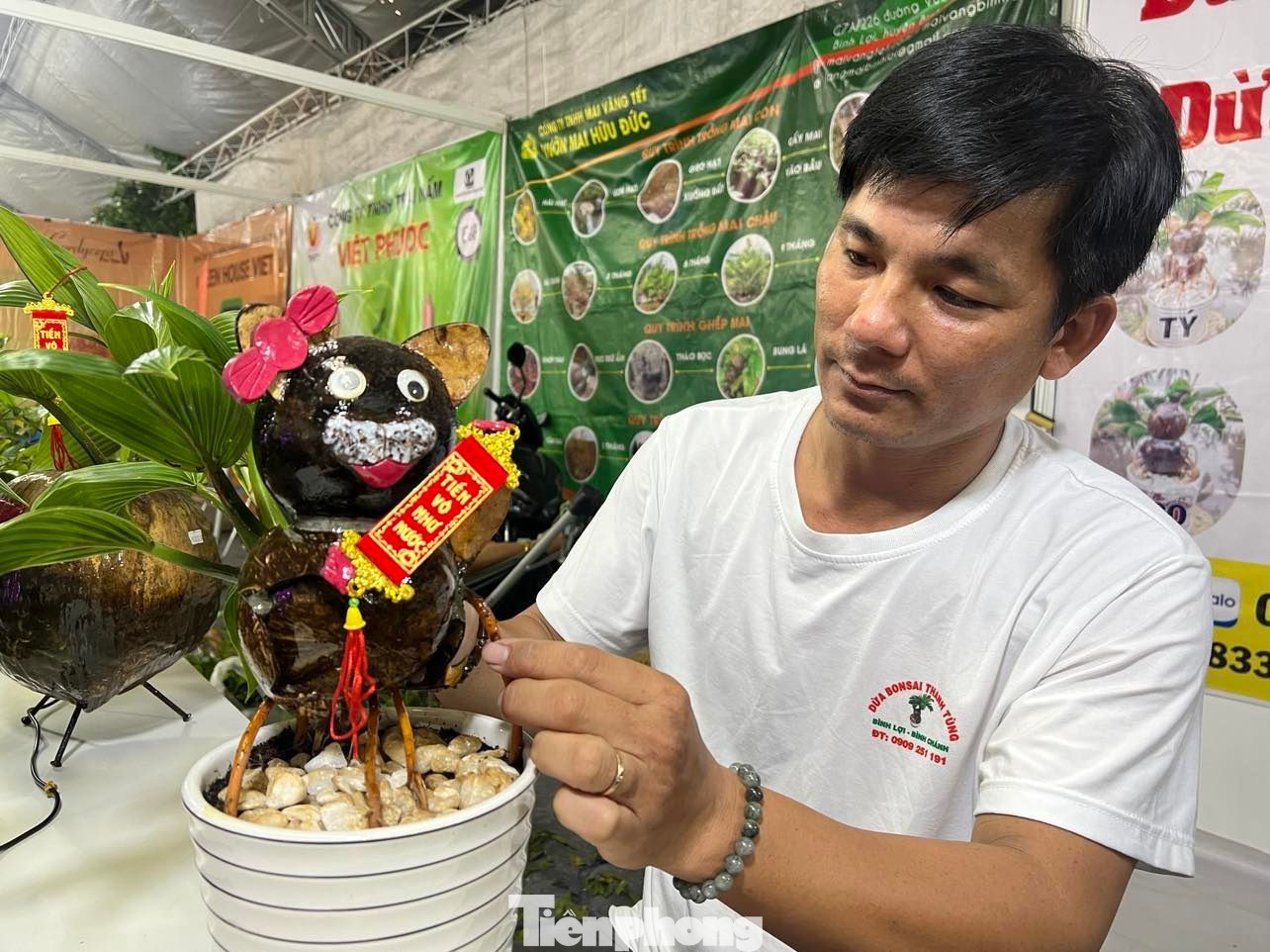 Ðể sản phẩm thêm bắt mắt, anh Tùng còn trang trí thêm chữ thư pháp, câu chúc may mắn ngày Tết… Năm nay anh sẽ đưa ra thị trường khoảng 200-300 trái dừa bonsai hình mèo.