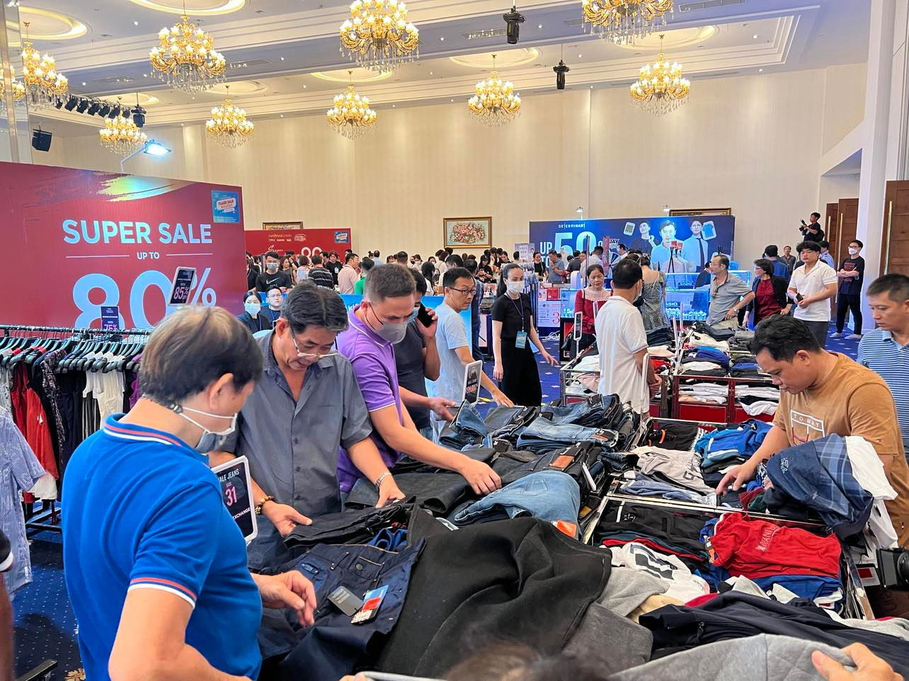 Hàng hiệu của các doanh nghiệp trong và ngoài nước sẽ giảm giá tới 90% trong 3 ngày từ 15 - 17/12 tại TPHCM.