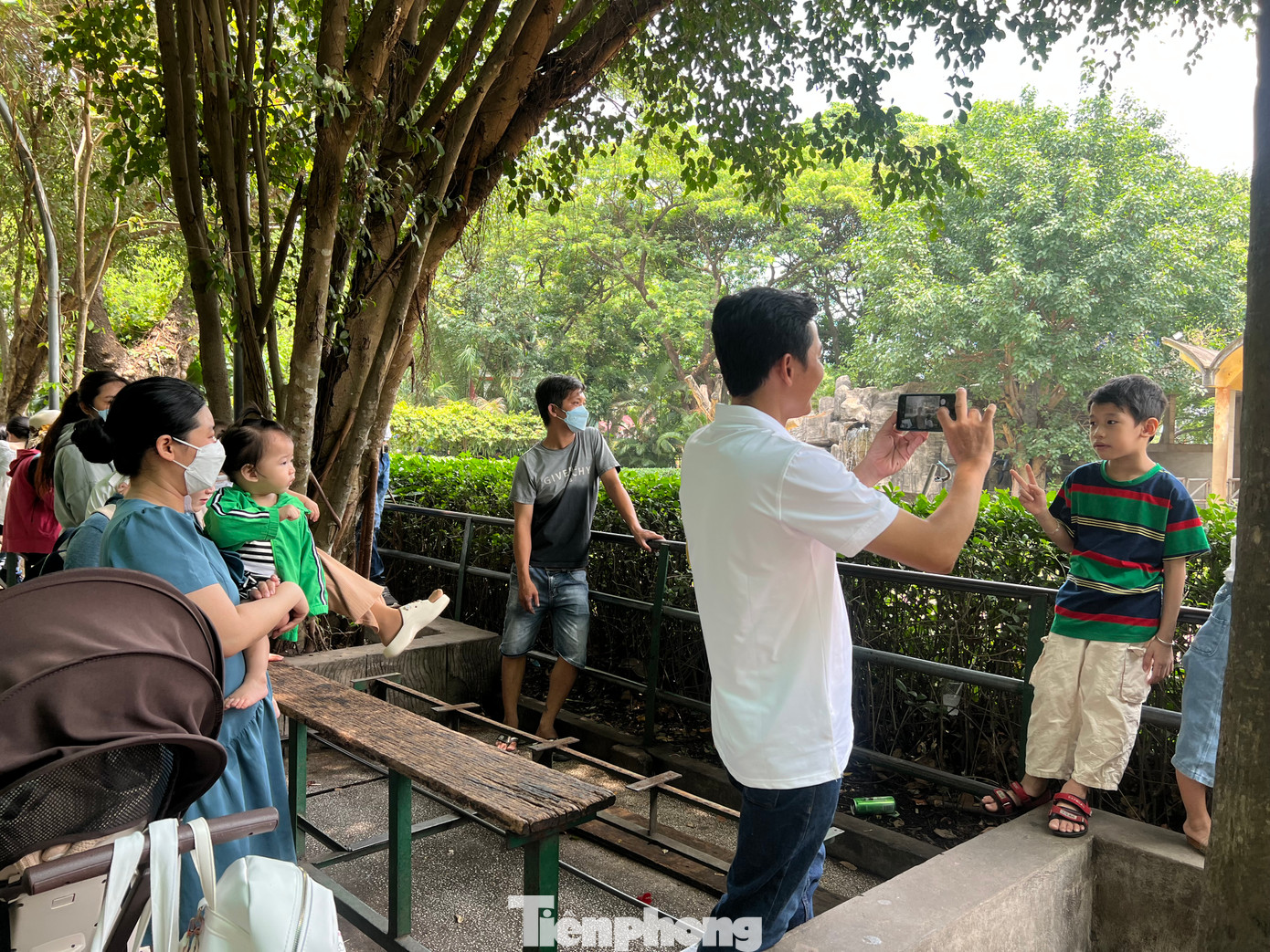 Một gia đình lưu lại kỷ niệm cùng con