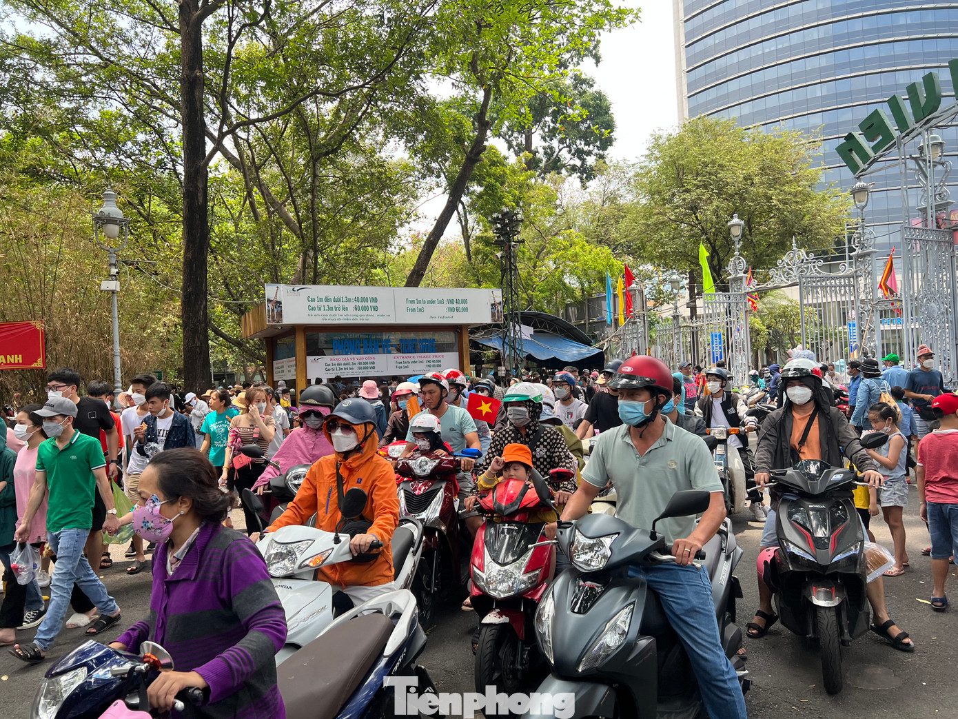 Thảo Cầm Viên (quận 1) tấp nập du khách vào vui chơi ngay từ khi vừa mở cửa.