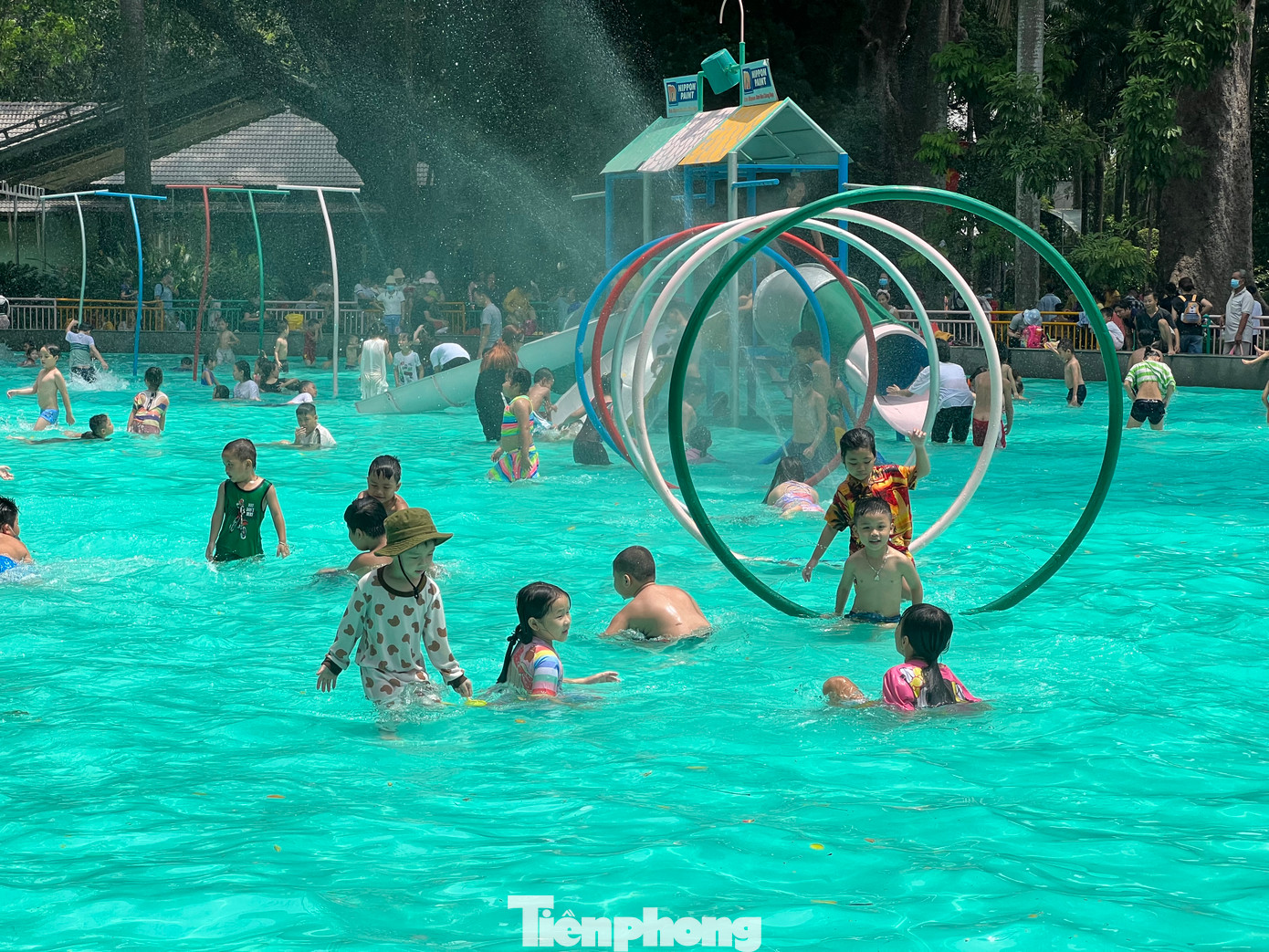 Trời nắng nóng, khu vực công viên nước miễn phí thu hút nhiều em nhỏ vui chơi, giải nhiệt.