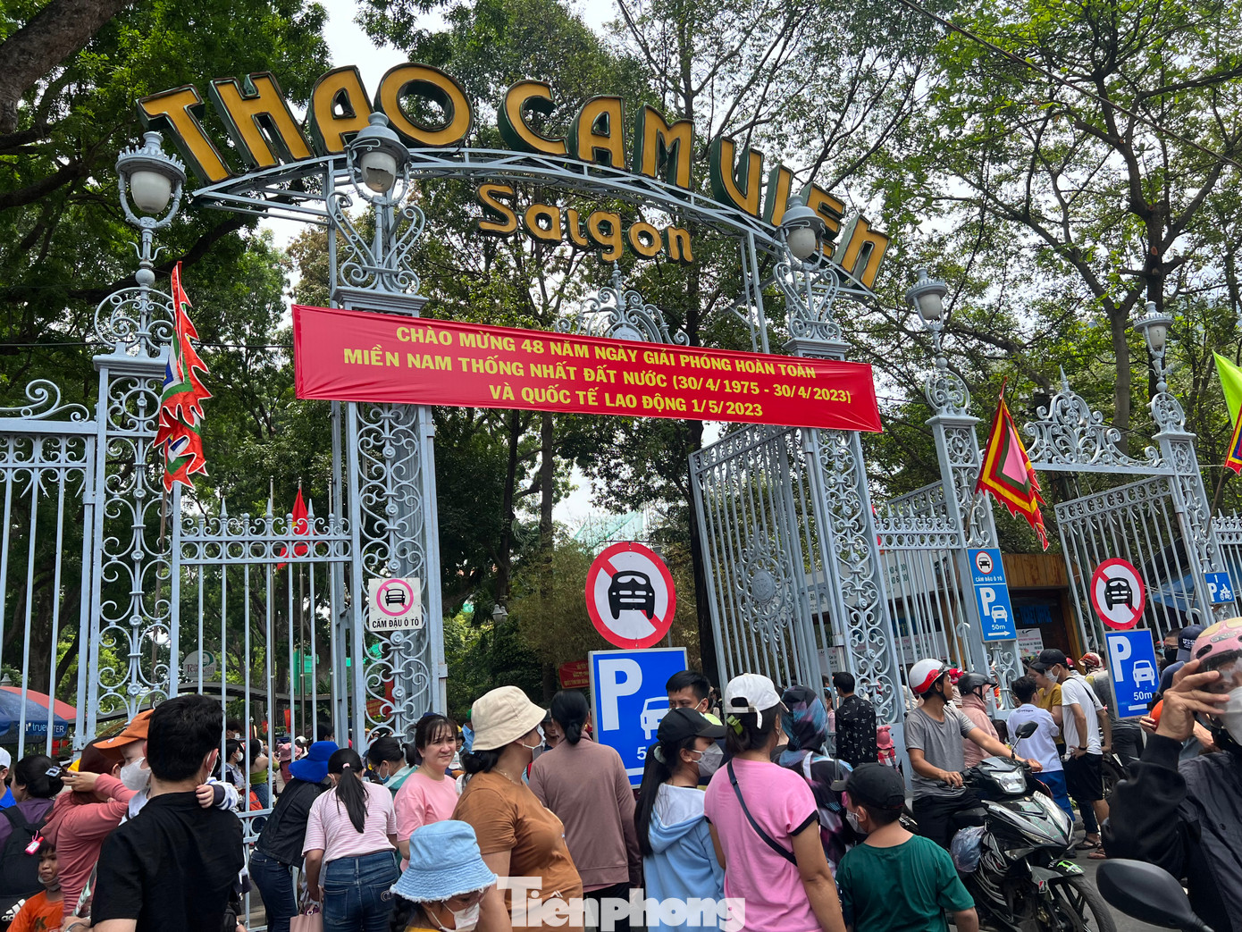 Ngày 30/4, nhiều người TPHCM đổ về các điểm vui chơi trong thành phố để vui chơi dịp lễ 30/4, trong đó có Thảo Cầm Viên (còn có tên gọi khác là Sở thú).