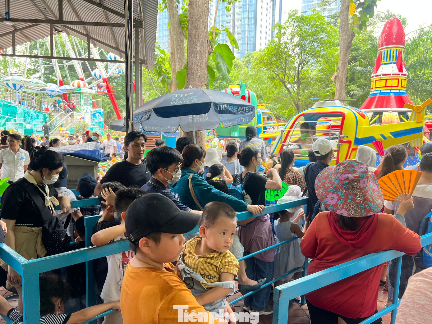 Khu vực trò chơi tấp nập khách. "Thời gian chờ cũng hơn 30 phút mới đến lượt nhưng các con đều rất hào hứng" - anh Mạnh (40 tuổi) nói.