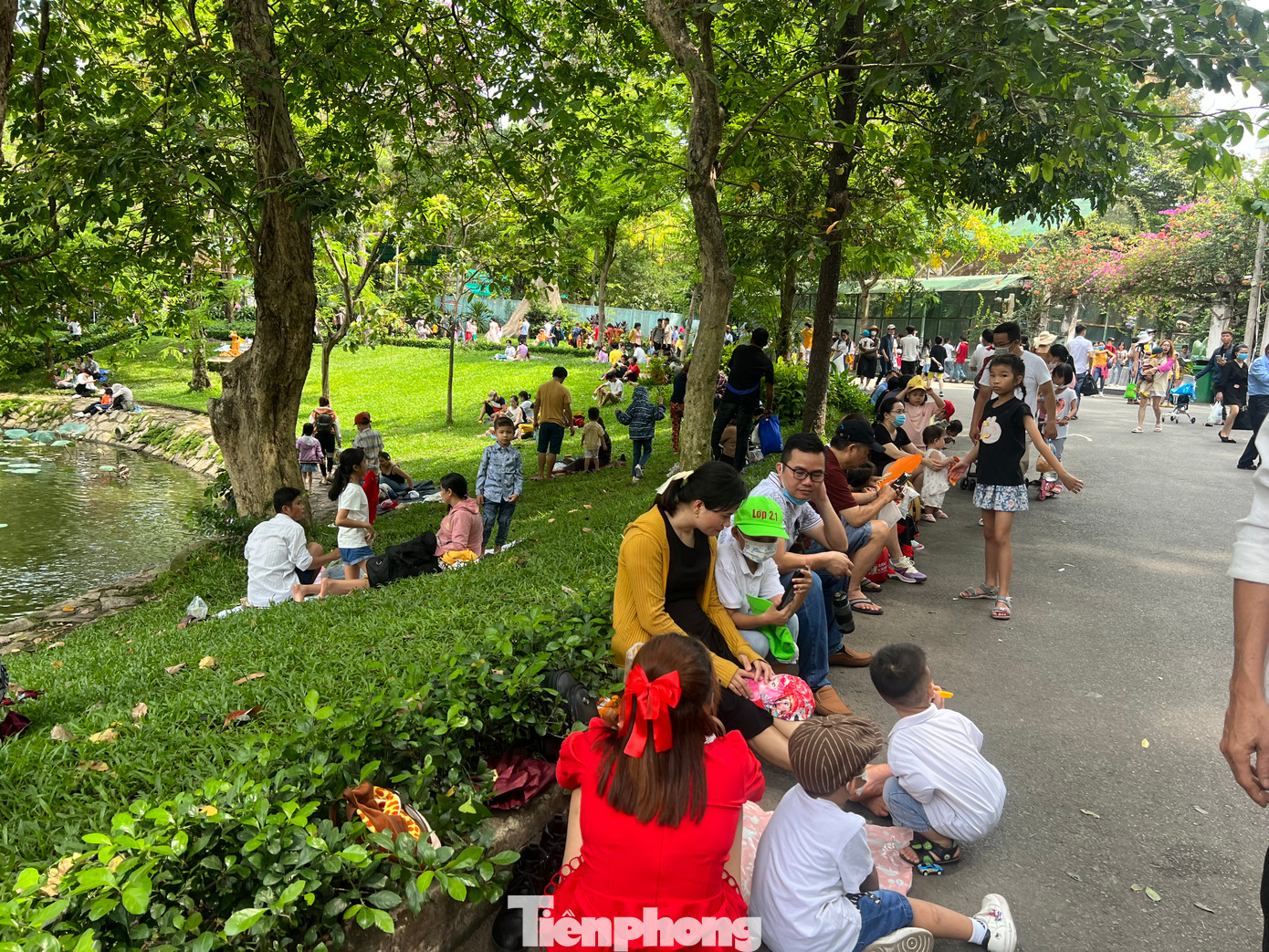 Nhiều gia đình mang theo bạt nhựa, thức ăn, trái cây... và tổ chức "khai tiệc" tại chỗ.