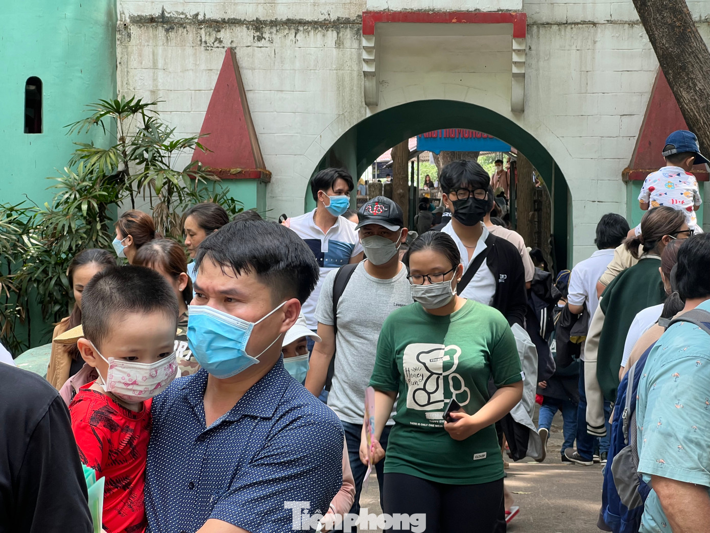 Mặc dù nắng nóng và đông người, du khách đều nghiêm chỉnh chấp hành quy định đeo khẩu trang phòng chống dịch bệnh.